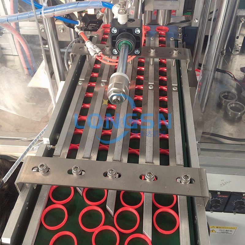 Máquina de montaje de tapa de junta tórica de plástico rotativa automática máquina de inserción de revestimiento de sello de tapa